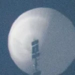 Невідомий повітряний куля дрейфує в небі США